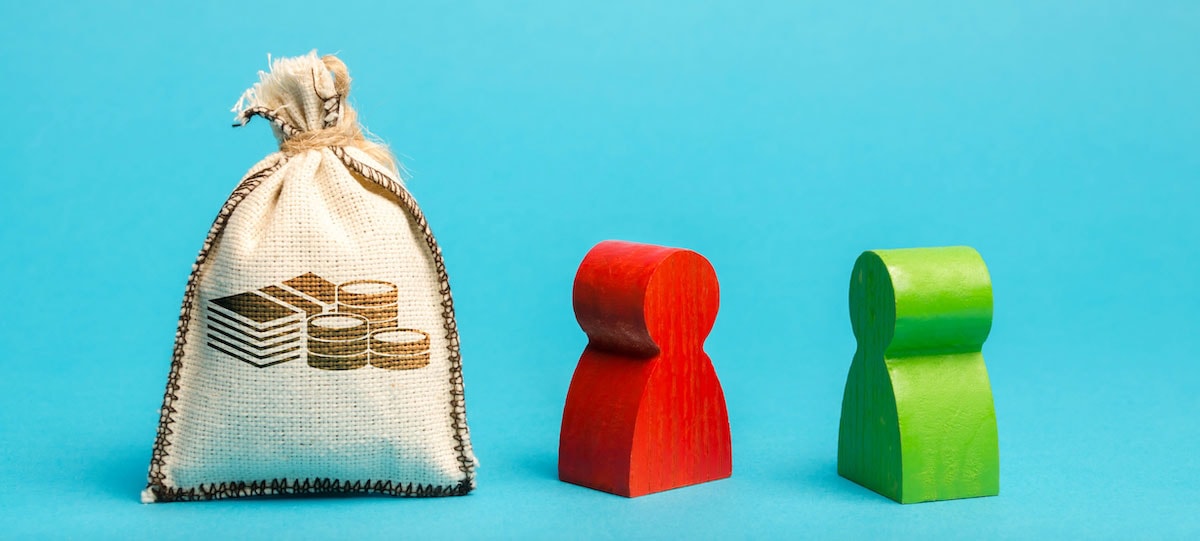 Zwei Figuren stehen neben einen Sack voller Geld vom Krypto Lending